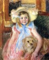 Sara con un gran sombrero de flores mirando hacia la derecha sosteniendo a su perro madres hijos Mary Cassatt